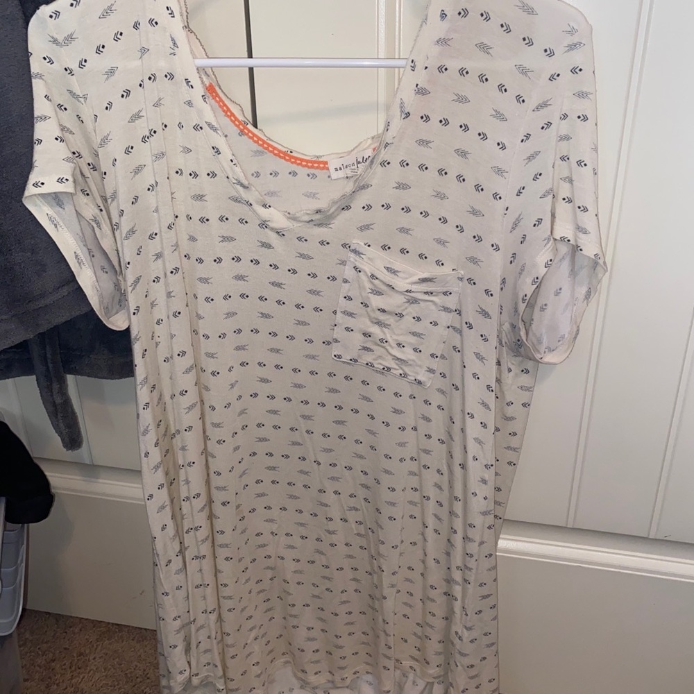 V neck flowy top!